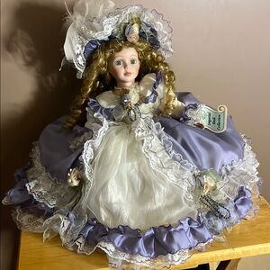 😄Vintage pillow bottom porcelain doll louanne